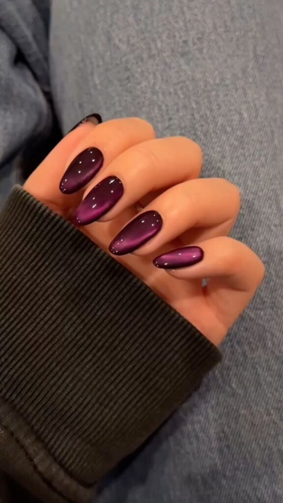 Uñas Cat Eye en morado oscuro con efecto magnético y acabado brillante