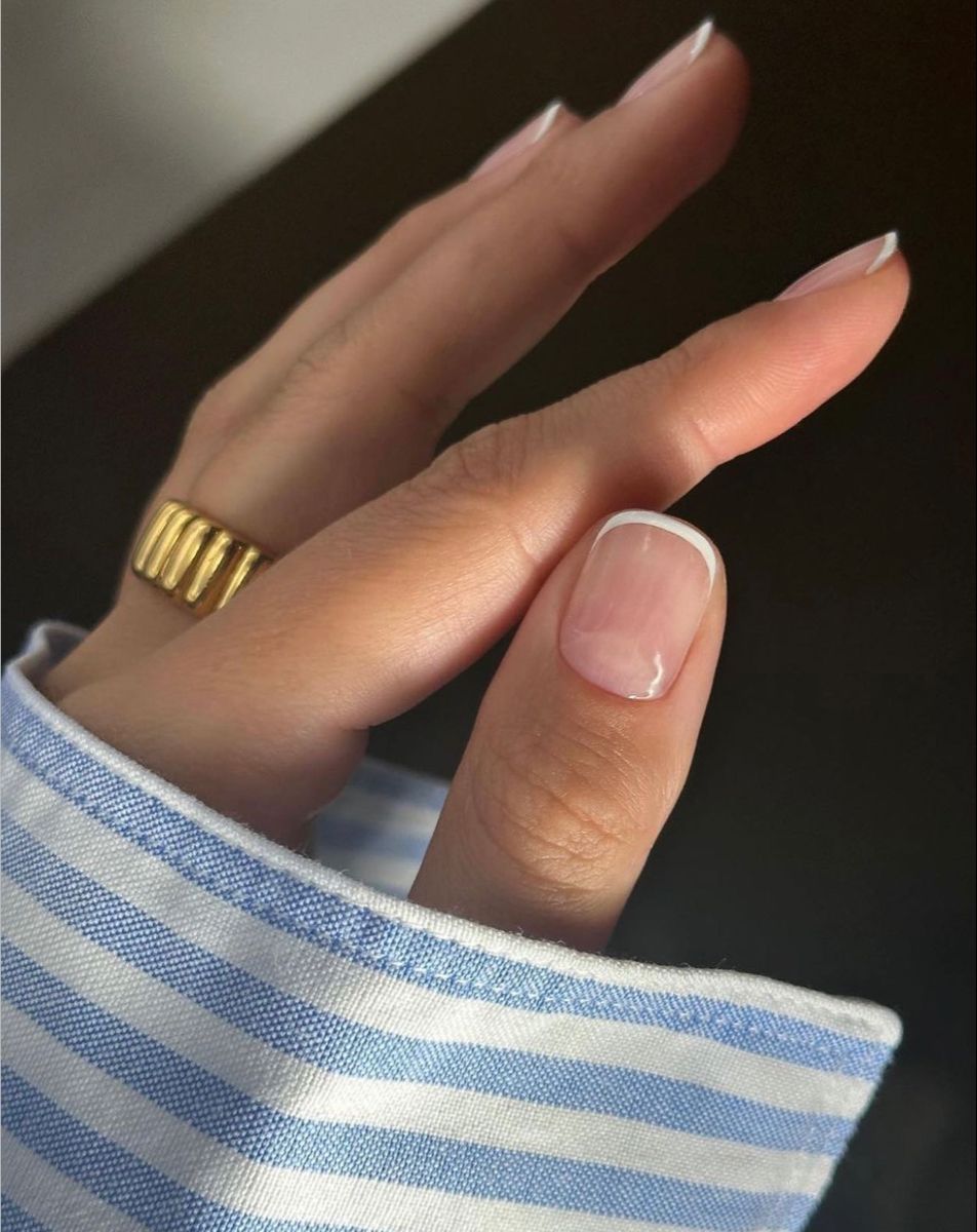 Manicura semipermanente rosa nude con micro francesa blanca fina