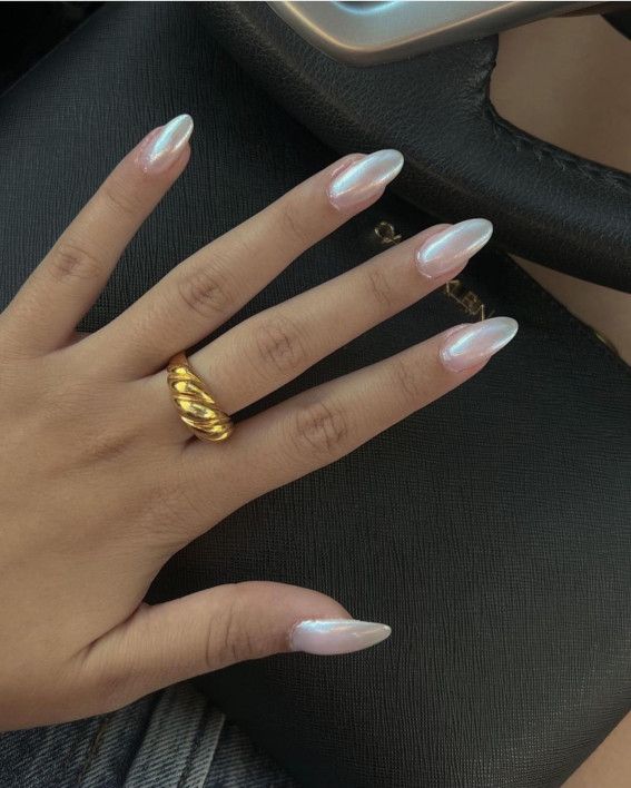 Uñas Glazed Donut con efecto perlado brillante y acabado translúcido