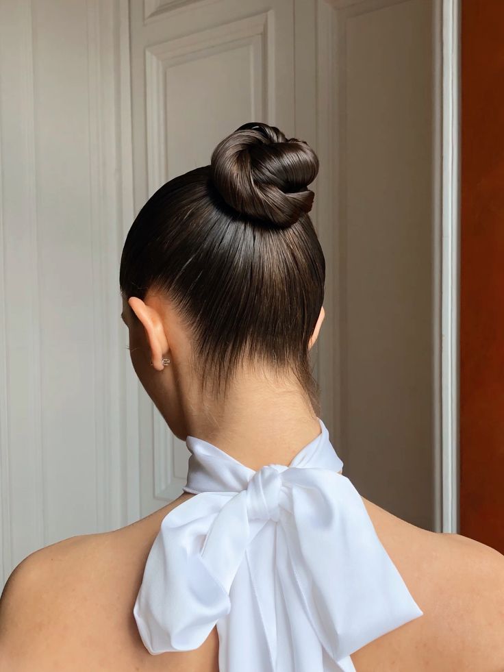 Moño alto estilo bailarina pulido, peinado elegante en menos de 10 minutos con acabado profesional