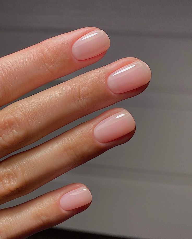 Manicura semipermanente nude rosa translúcida con brillo natural