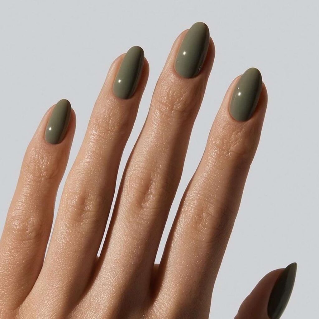 Mano con uñas largas esmaltadas en color verde oliva con acabado brillante