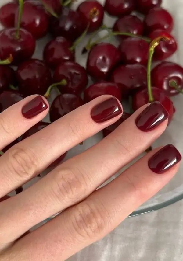 Manicura semipermanente rojo cereza con acabado brillante
