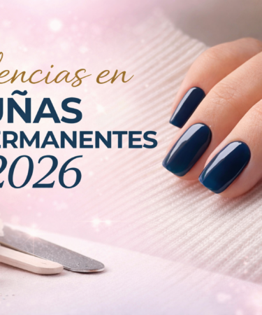 Portada horizontal con el texto “Tendencias en uñas semipermanentes 2026” y una manicura azul marino brillante junto a productos de manicura