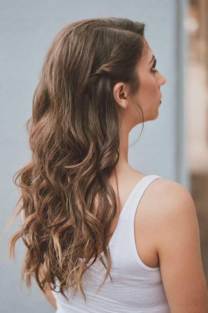 Semirecogido con twist lateral fácil y elegante, peinado rápido en menos de 10 minutos